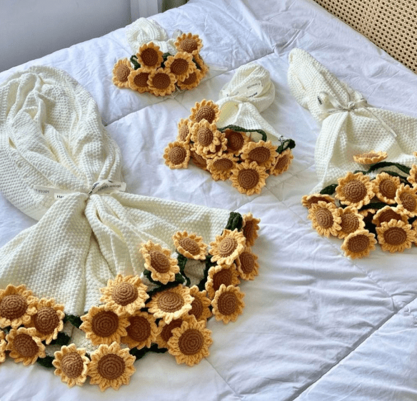 Handmade Crochet Rose Border Round Blanket | Crochet By Pihu - Crochet By Pihu